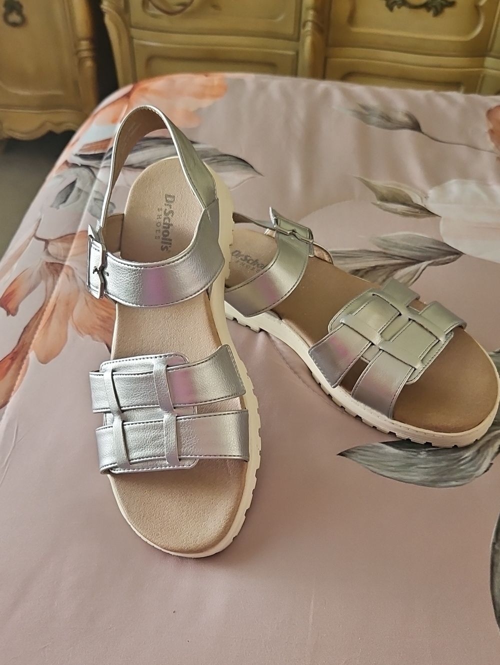 Dr Scholls Silver Sandals Take Five Size 7.5 In Excellent Shape. Velcro Closure